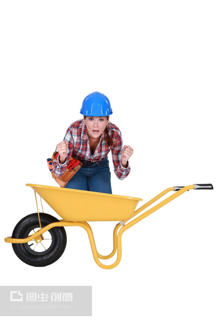 蹲在獨輪手推車里表情如釋重負的女人