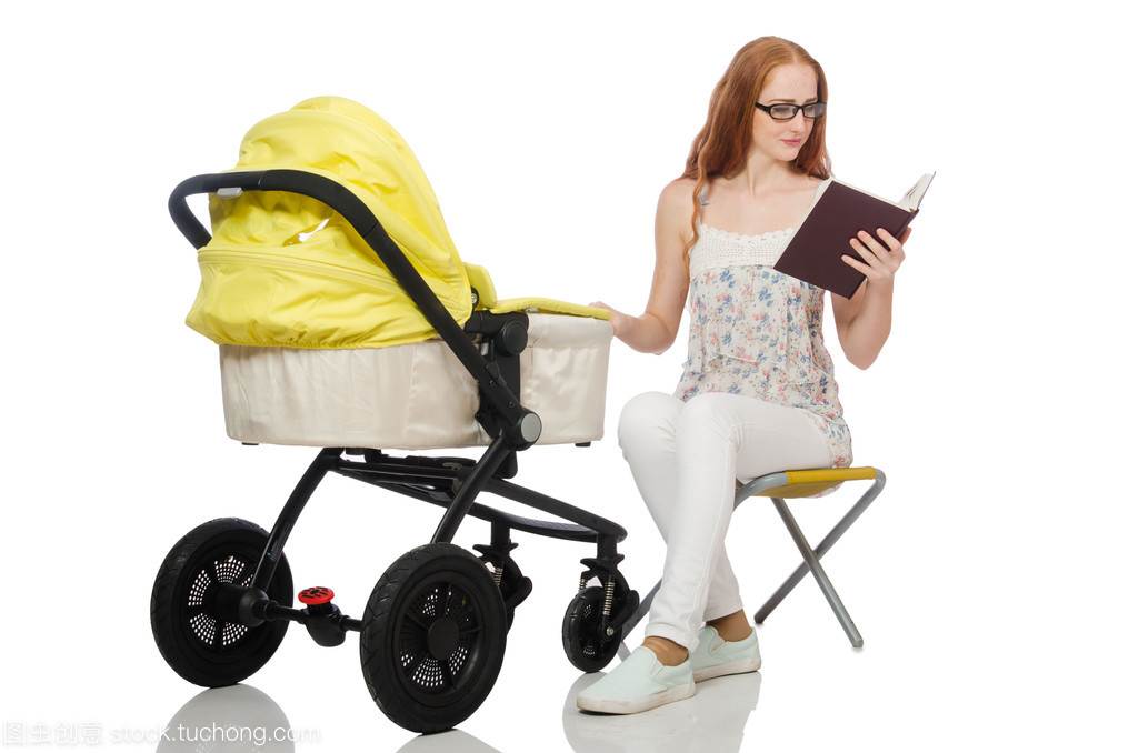 嬰兒和手推車上白色孤立的女人