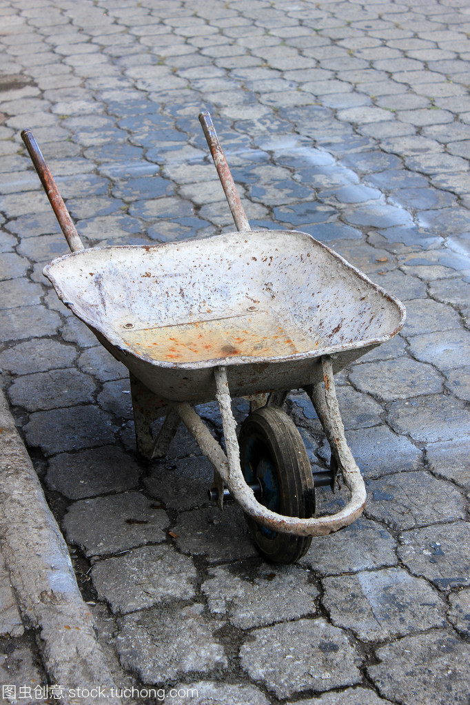 獨(dú)輪手推車在大街上